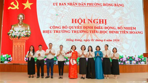 Hội nghị công bố Quyết định của Đảng uỷ - UBND phường về công tác cán bộ tại Trường Tiểu học Đinh Tiên Hoàng