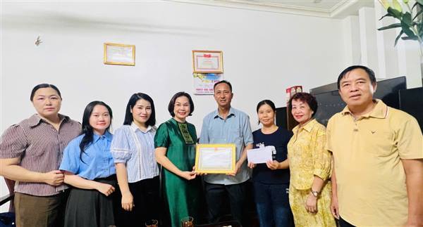 Phường Hồng Bàng thăm và động viên, tặng quà các gia đình văn hóa tiêu biểu
