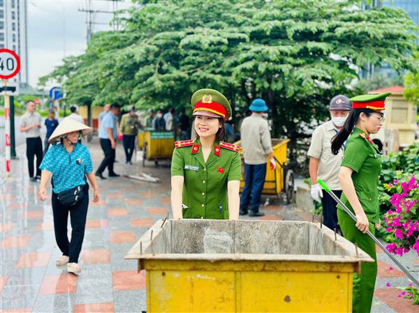 LỰC LƯỢNG CHỨC NĂNG PHƯỜNG HỒNG BÀNG RA QUÂN DỌN DẸP VỆ SINH MÔI TRƯỜNG, BẢO ĐẢM AN TOÀN HÀNH LANG GIAO THÔNG ĐƯỜNG SẮT