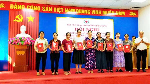 Hội Chữ thập đỏ phường Hồng Bàng tổ chức hội nghị sơ kết công tác Hội 6 tháng đầu năm, triển khai nhiệm vụ 6 tháng cuối năm 2026; đồng thời công bố quyết định thành lập Chi hội Chữ thập đỏ tại các tổ dân phố trên địa bàn phường.