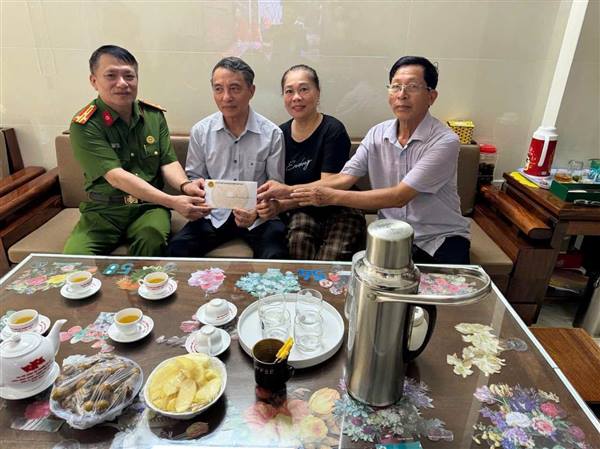 Hội Cựu CAND phường Hồng Bàng đi thăm, tặng quà các gia đình thương binh, thân nhân liệt sỹ CAND
