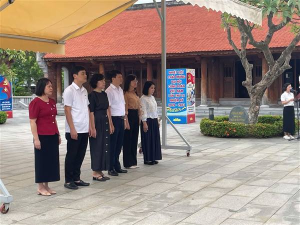 Dâng hương, tưởng niệm các Anh hùng - Liệt sĩ tại các di tích trên địa bàn thành phố là Đền thờ Nguyễn Đức Cảnh và các di tích lịch sử trên địa bàn phường