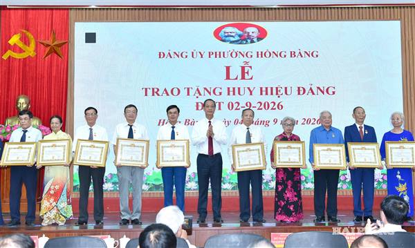 ĐẢNG ỦY PHƯỜNG HỒNG BÀNG TRANG TRỌNG TỔ CHỨC LỄ TRAO HUY HIỆU ĐẢNG ĐỢT 02/9/2026
