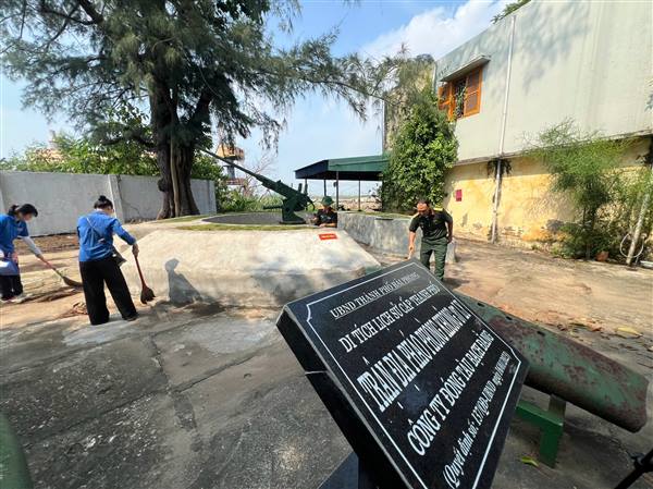 BAN CHQS PHƯỜNG HỒNG BÀNG PHỐI HỢP VỚI ĐOÀN THANH NIÊN PHƯỜNG CHỈNH TRANG DI TÍCH TRẬN ĐỊA PHÁO PHÒNG KHÔNG 37MM – CÔNG TRÌNH THIẾT THỰC CHÀO MỪNG 80 NĂM LLVT THÀNH PHỐ HẢI PHÒNG