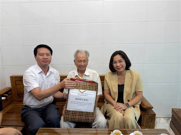 Phường Hồng Bàng thăm, tặng quà các gia đình người có công nhân dịp Quốc khánh 2/9