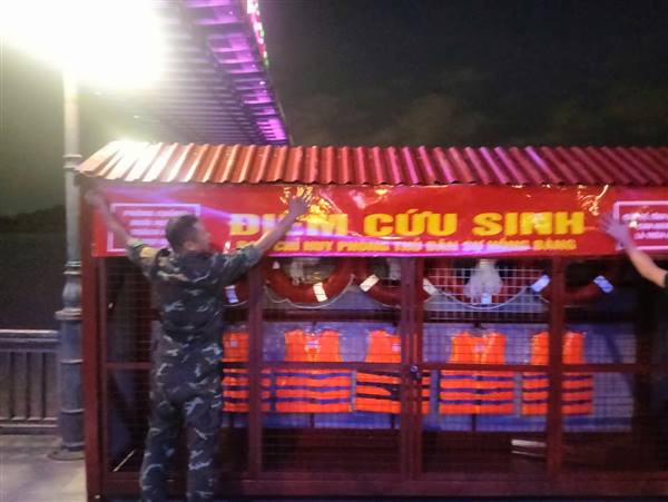 BAN CHỈ HUY PHÒNG THỦ DÂN SỰ PHƯỜNG HỒNG BÀNG LẮP ĐẶT ĐIỂM CỨU SINH TẠI HOÀNG VĂN THỤ