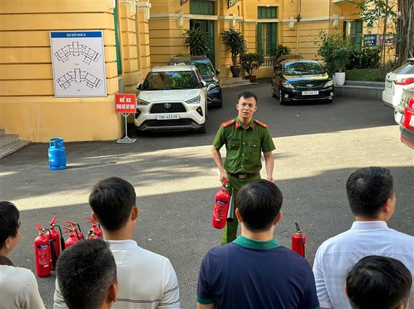 UBND PHƯỜNG HỒNG BÀNG TỔ CHỨC TUYÊN TRUYỀN, HUẤN LUYỆN NGHIỆP VỤ PCCC VÀ CNCH CHO LỰC LƯỢNG PCCC CƠ SỞ THUỘC PHƯỜNG.