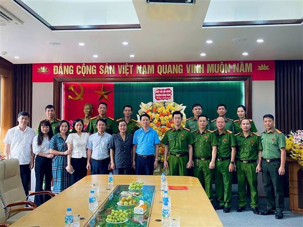 Lãnh đạo Đảng ủy - HĐND - UBND - UBMTTQ Việt Nam phường Hồng Bàng đã đến thăm và chúc mừng Công an phường nhân kỷ niệm 81 năm Ngày truyền thống lực lượng Công an nhân dân.