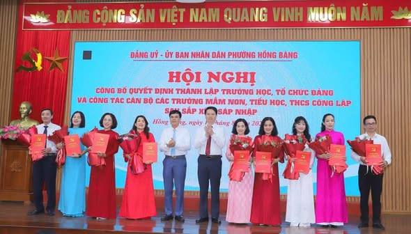 Phường Hồng Bàng công bố Quyết định thành lập trường học, tổ chức đảng và công tác cán bộ các trường sau sắp xếp, sáp nhập
