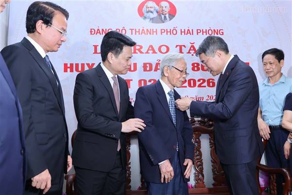 Thủ tướng Chính phủ Lê Minh Hưng cùng các đồng chí lãnh đạo thành phố đã tới thăm chúc sức khoẻ và trao tặng Huy hiệu Đảng cho đồng chí Đoàn Thế Đính (Cao Văn)