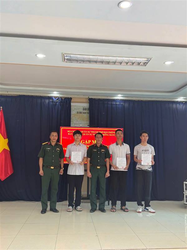 BAN CHQS PHƯỜNG HỒNG BÀNG GẶP MẶT CÁC THÍ SINH TRÚNG TUYỂN VÀO CÁC TRƯỜNG SĨ QUAN TRONG QUÂN ĐỘI NĂM 2026