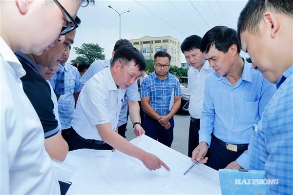 Đồng chí Trần Văn Quân, Ủy viên Thành ủy, Phó Chủ tịch UBND thành phố làm việc với  phường Hồng Bàng, phường  Hồng An về tình hình phát triển kinh tế - xã hội và kiểm tra tiến độ một số dự án trên địa bàn.
