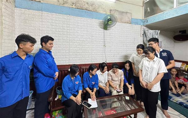 TUỔI TRẺ PHƯỜNG HỒNG BÀNG XUNG KÍCH HỖ TRỢ NGƯỜI DÂN SỬ DỤNG ỨNG DỤNG HẢI PHÒNG SMART PHIÊN BẢN MỚI