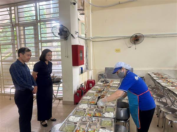 Uỷ ban nhân dân phường tiến hành kiểm tra đột xuất các bếp ăn bán trụ tại các cơ sở giáo dục trên địa bàn phường