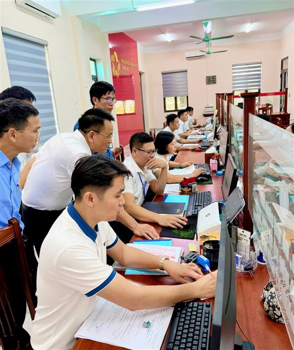 TỔ CÔNG TÁC SỐ 4, ỦY BAN KIỂM TRA THÀNH ỦY HẢI PHÒNG KIỂM TRA, GIÁM SÁT CÔNG TÁC LÃNH ĐẠO, CHỈ ĐẠO VÀ TỔ CHỨC VẬN HÀNH CHÍNH QUYỀN 2 CẤP TẠI XÃ HỒNG CHÂU