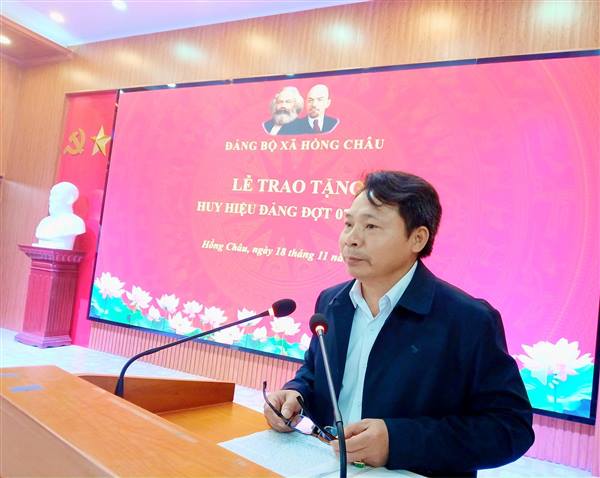 HỒNG CHÂU TỔ CHỨC LỄ TRAO TẶNG HUY HIỆU ĐẢNG ĐỢT 7/11