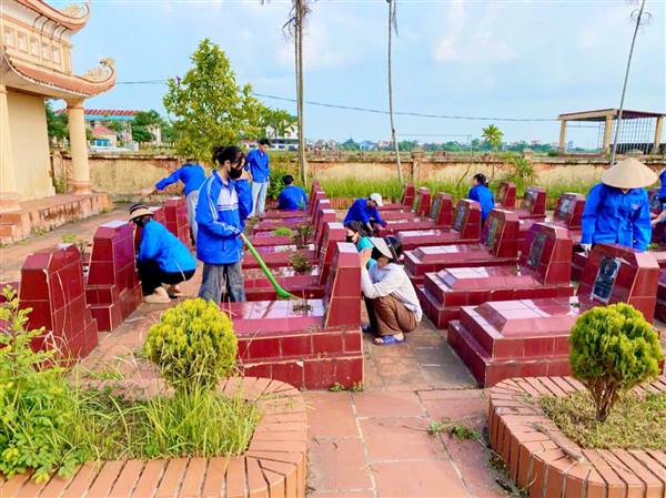  Ban Chấp hành Đoàn xã Hồng Châu phối hợp với Hội Cựu Chiến binh, Hội Phụ nữ, Hội Nông dân tổ chức ra quân Ngày Chủ nhật xanh