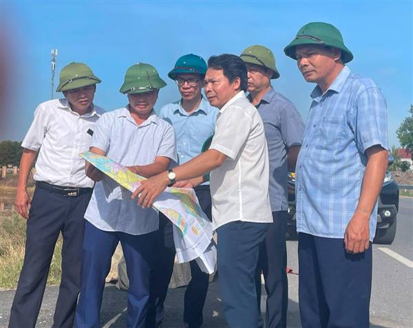 ĐẢNG ỦY - HĐND - UBND XÃ HỒNG CHÂU TỔ CHỨC KIỂM TRA TÌNH HÌNH SẢN XUẤT NÔNG NGHIỆP VÀ CÔNG TÁC ĐÊ ĐIỀU TRÊN ĐỊA BÀN.