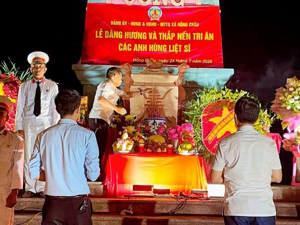 UBND XÃ HỒNG CHÂU TỔ CHỨC LỄ DÂNG HƯƠNG VÀ THẮP NẾN TRI ÂN, KỶ NIỆM 78 NĂM NGÀY THƯƠNG BINH - LIỆT SĨ 27/7.
