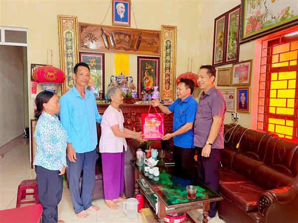ĐẢNG ỦY - HĐND - UBND XÃ THĂM HỎI VÀ TẶNG QUÀ NHÂN KỶ NIỆM 78 NĂM NGÀY THƯƠNG BINH - LIỆT SĨ