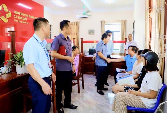 THƯỜNG TRỰC ĐẢNG ỦY XÃ HỒNG CHÂU THĂM VÀ KIỂM TRA THỰC TẾ HOẠT ĐỘNG VÀ ỨNG DỤNG CÔNG NGHỆ THÔNG TIN TẠI TRUNG TÂM PHỤC VỤ HÀNH CHÍNH CÔNG