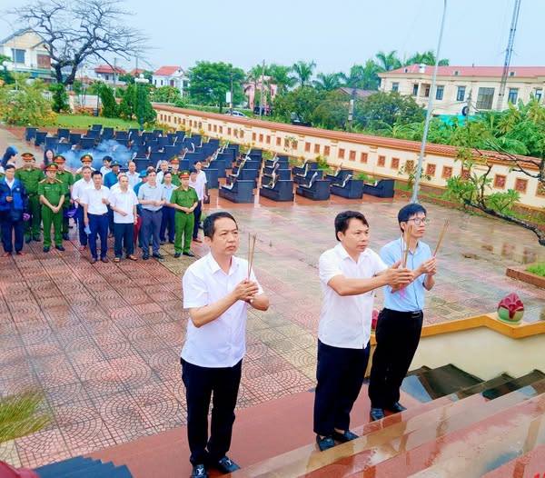 BCH ĐẢNG BỘ XÃ DÂNG HƯƠNG, DÂNG HOA TẠI  NGHĨA TRANG LIỆT SỸ TRƯỚC THỀM ĐẠI HỘI ĐẢNG BỘ XÃ LẦN THỨ I, NHIỆM KỲ 2025 - 2030.