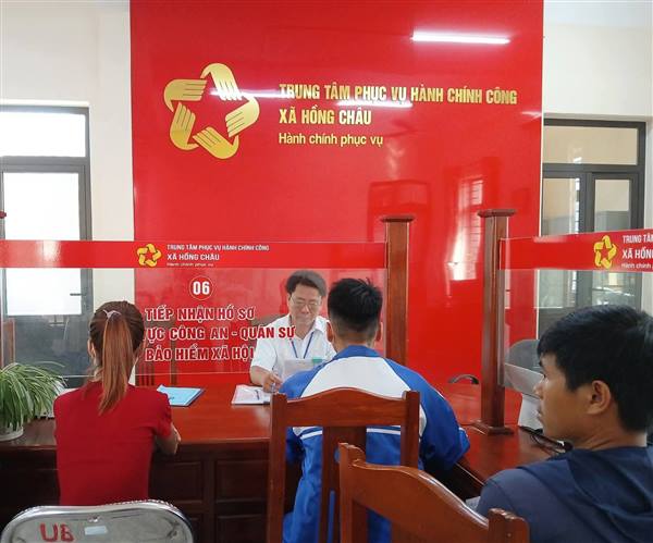 TRUNG TÂM PHỤC VỤ HÀNH CHÍNH CÔNG XÃ HỒNG CHÂU PHÁT HUY HIỆU QUẢ, NÂNG CAO SỰ HÀI LÒNG CỦA NGƯỜI DÂN