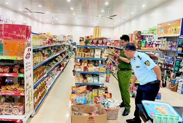 CÔNG AN XÃ HỒNG CHÂU PHỐI HỢP ĐỘI QUẢN LÝ THỊ TRƯỜNG SỐ 11 KIỂM TRA CƠ SỞ KINH DOANH