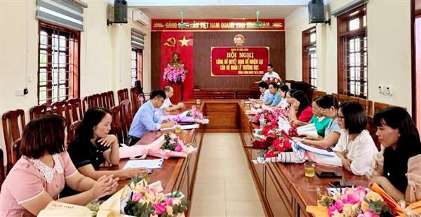 UBND XÃ CÔNG BỐ QUYẾT ĐỊNH BỔ NHIỆM LẠI CÁN BỘ QUẢN LÝ CÁC TRƯỜNG HỌC TRÊN ĐỊA BÀN XÃ.