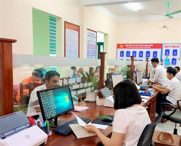 TRUNG TÂM PHỤC VỤ HÀNH CHÍNH CÔNG XÃ HỒNG CHÂU: NÂNG CAO HIỆU QUẢ PHỤC VỤ NGƯỜI DÂN