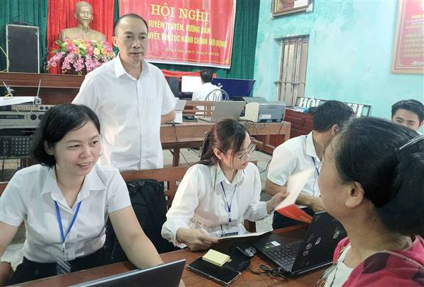 TRUNG TÂM PHỤC VỤ HÀNH CHÍNH CÔNG XÃ HỒNG CHÂU TỔ CHỨC HỖ TRỢ LƯU ĐỘNG GIẢI QUYẾT THỦ TỤC HÀNH CHÍNH