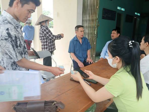 XÃ HỒNG CHÂU ĐẨY NHANH TIẾN ĐỘ CÀI ĐẶT SỔ SỨC KHỎE ĐIỆN TỬ TRÊN ỨNG DỤNG VNeID