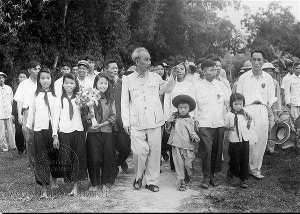 NGHĨ VỀ BÁC LÒNG CON TRONG SÁNG HƠN