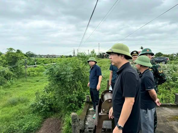 Lãnh đạo xã Hồng Châu kiểm tra công tác phòng, chống thiên tai và chủ động ứng phó với diễn biến của Bão số 01 - Bão Maysak