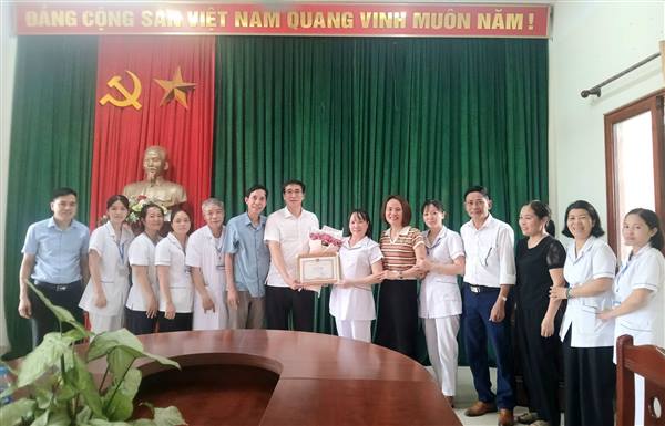 Hồng Châu khen thưởng đột xuất nữ hộ sinh cứu sống cháu bé bị đuối nước