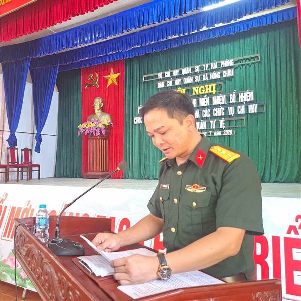Hồng Châu công bố các quyết định miễn nhiệm, bổ nhiệm thôn đội trưởng và chỉ huy trưởng các đơn vị dân quân tự vệ