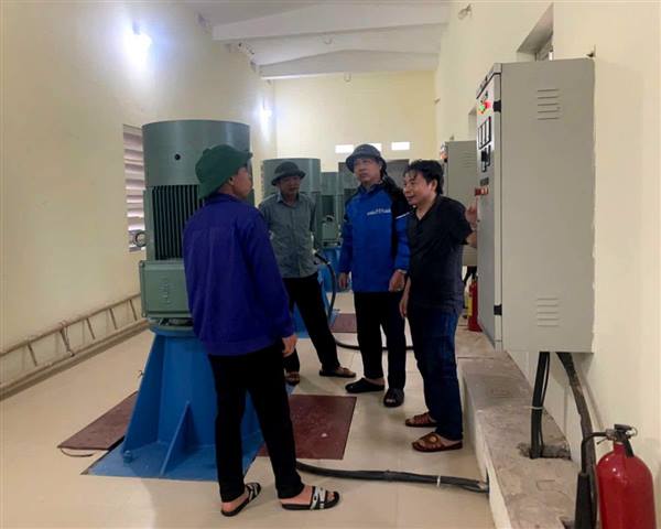 Thường trực Đảng uỷ xã Hồng Châu kiểm tra công tác phòng, chống thiên tai và chủ động ứng phó với diễn biến của bão số 4 - Narra