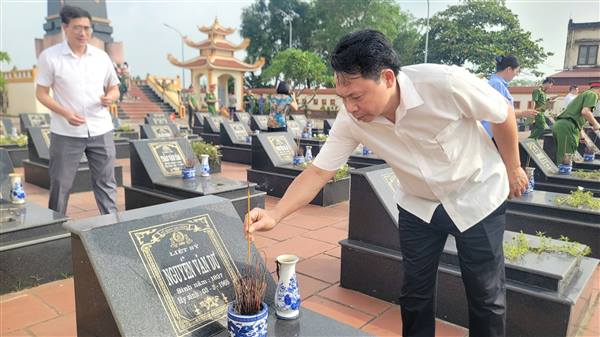 Đảng uỷ, HĐND, UBND, UBMTTQ xã Hồng Châu dâng hoa dâng hương tại nghĩa trang liệt sĩ nhân dịp Quốc khánh 2/9