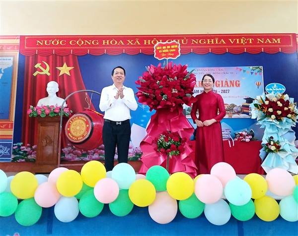Hơn 7.000 học sinh Hồng Châu rạng rỡ trong ngày khai giảng năm học mới 