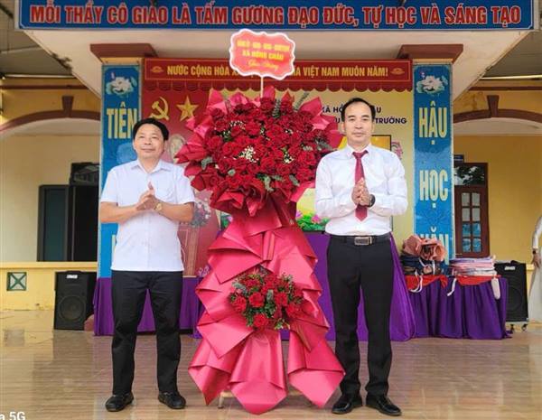 Thường trực Đảng uỷ Hồng Châu chúc mừng các nhà trường nhân ngày khai giảng năm học mới 2026 - 2027