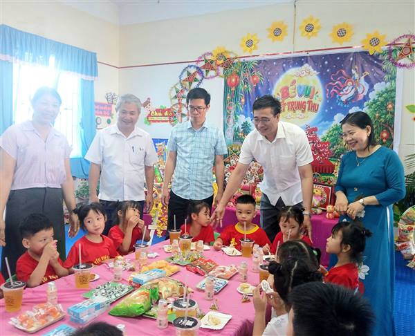 Lãnh đạo xã Hồng Châu trao quà Trung thu  tại các Trường Mầm non trên địa bàn xã