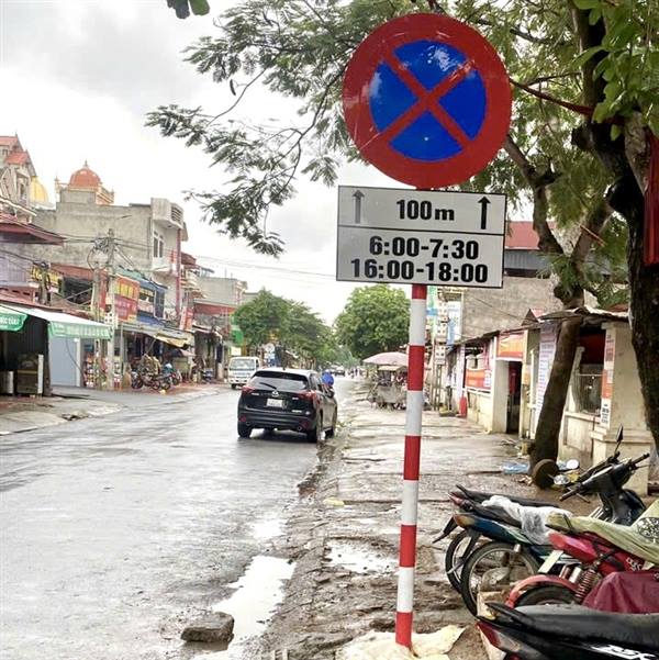 Thông báo về việc cắm biển cấm dừng, đỗ xe tại khu vực Chợ La – thôn La Đôi để đảm bảo an toàn giao thông