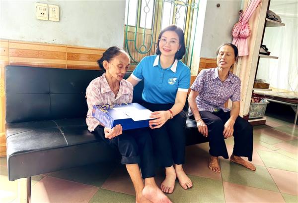 HỘI LHPN XÃ HỢP TIẾN TỔ CHỨC HOẠT ĐỘNG THĂM, TẶNG QUÀ PHỤ NỮ CÓ HOÀN CẢNH KHÓ KHĂN TRÊN ĐỊA BÀN