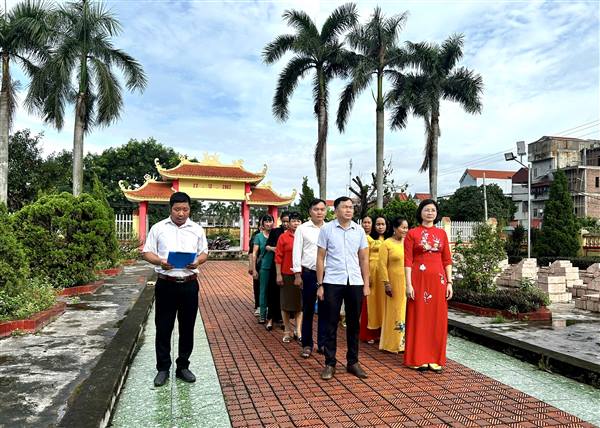 HỘI NÔNG DÂN VÀ HỘI LHPN XÃ HỢP TIẾN DÂNG HƯƠNG TẠI CÁC NGHĨA TRANG LIỆT SĨ
