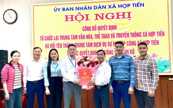 Hội nghị công bố quyết định tổ chức lại Trung tâm Văn hóa, Thể thao và Truyền thông xã và đổi tên thành Trung tâm Dịch vụ sự nghiệp công xã Hợp Tiến
