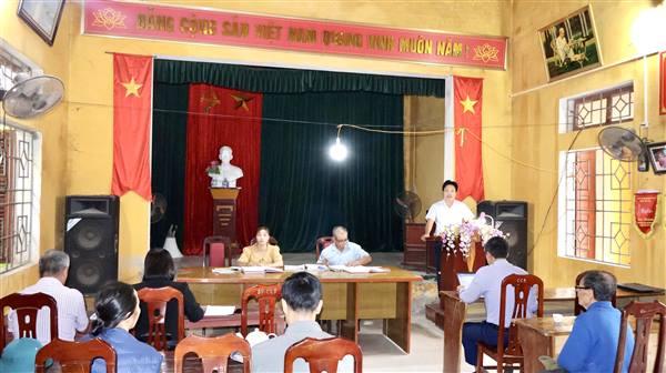 ĐỒNG CHÍ VƯƠNG XUÂN THỦY – BÍ THƯ ĐẢNG ỦY, CHỦ TỊCH HĐND XÃ DỰ SINH HOẠT CHI BỘ THÔN CAO ĐÔI