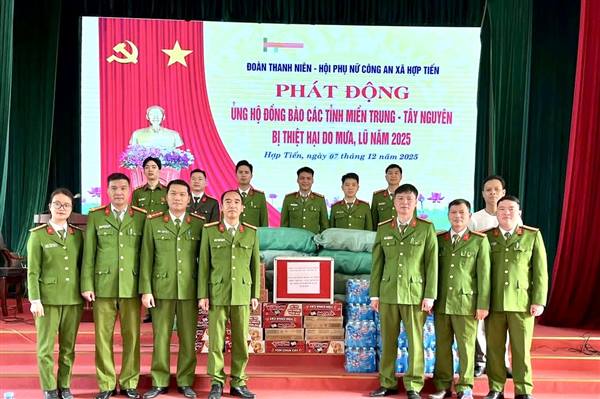 CÔNG AN XÃ HỢP TIẾN TÍCH CỰC ỦNG HỘ ĐỒNG BÀO MIỀN TRUNG – TÂY NGUYÊN KHẮC PHỤC HẬU QUẢ MƯA LŨ