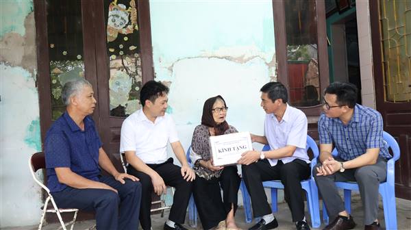 Đồng chí Nguyễn Văn Phú cùng lãnh đạo xã Hợp Tiến thăm, tặng quà Bà Mẹ Việt Nam anh hùng