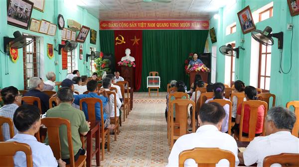 Các đồng chí Ủy viên Ban Thường vụ Đảng ủy xã Hợp Tiến dự sinh hoạt chi bộ tháng 8 tại thôn La Đôi, thôn Đột Trên và thôn Ngô Đồng