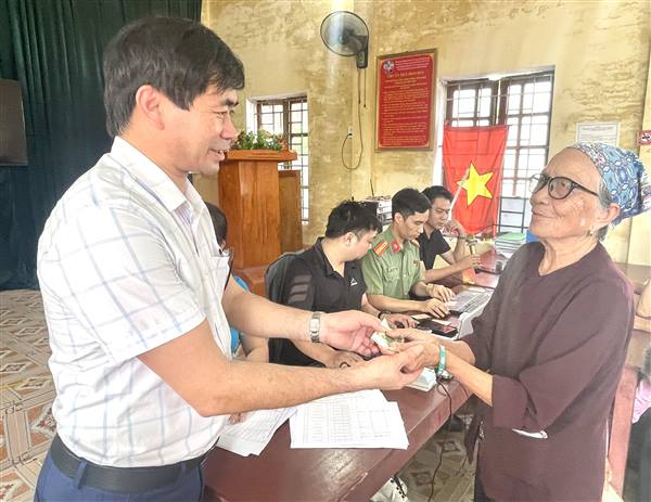Người dân xã Hợp Tiến phấn khởi nhận quà 100.000 đồng nhân Kỷ niệm 80 năm Cách mạng Tháng Tám và Quốc khánh 2/9